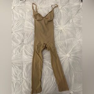 SKIMS Seamless Scuplt Catsuit Clay |Medium